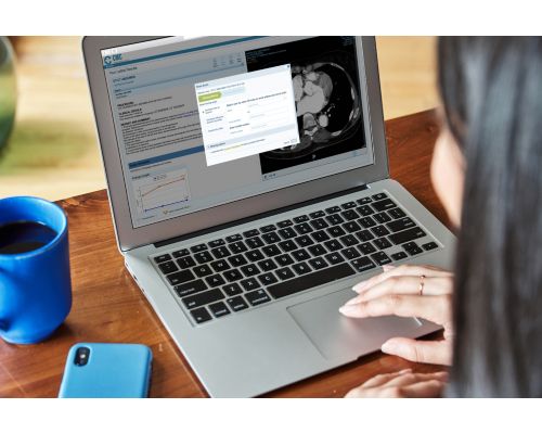Individu utilisant un ordinateur portable